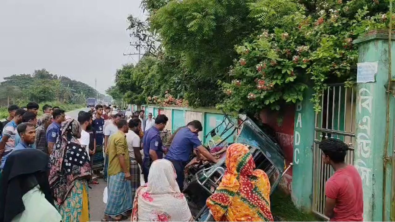 পাকুন্দিয়ায় ট্রাকচাপায় অটোরিকশার ২ যাত্রী নিহত, আহত ৩