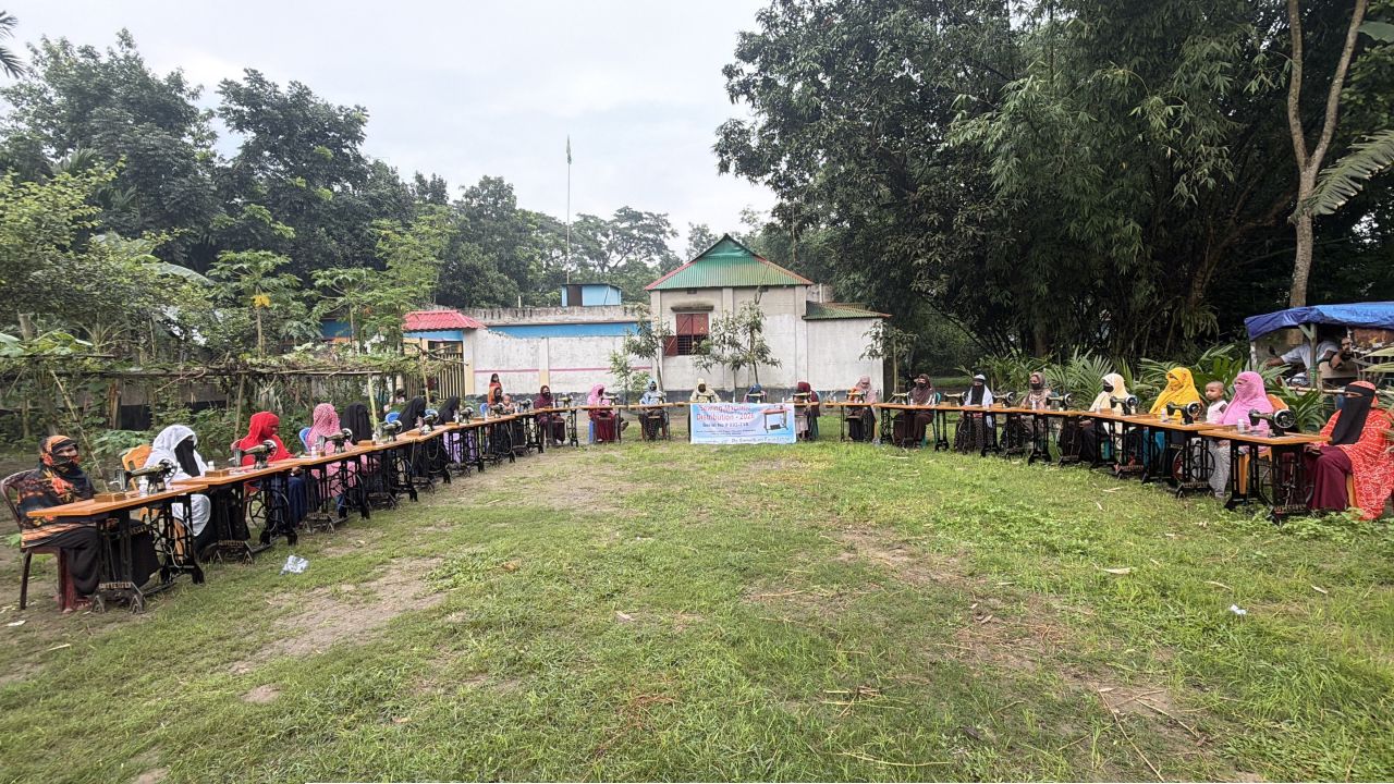 অসহায় নারীদের স্বাবলম্বী করতে ২৩ জনকে সেলাই মেশিন দিল ডু সামথিং ফাউন্ডেশন