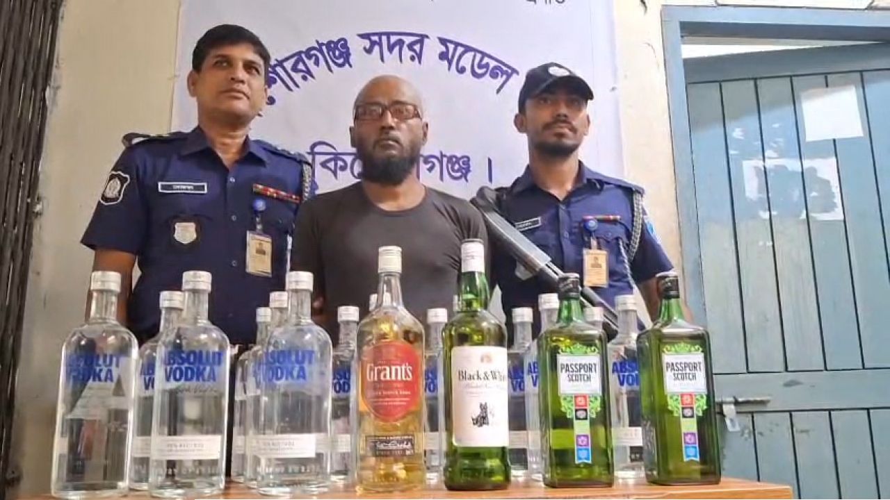 শোলাকিয়ায় ড্রাম থেকে ১৯ বোতল বিদেশি মদসহ ব্যবসায়ী গ্রেফতার