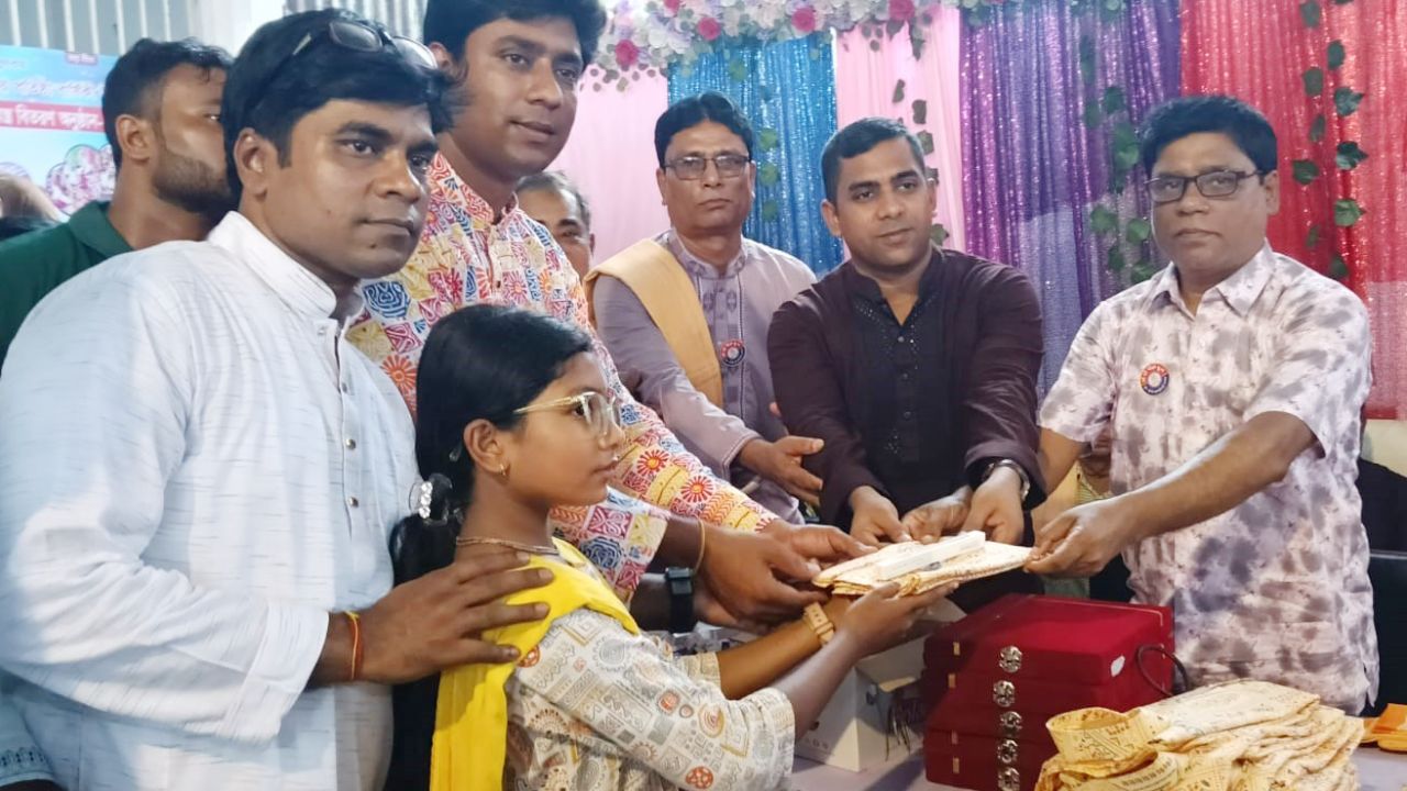 হোসেনপুরে গীতা স্কুলের প্রতিষ্ঠাবার্ষিকীতে বিদ্যার্থীদের মাঝে বস্ত্র বিতরণ