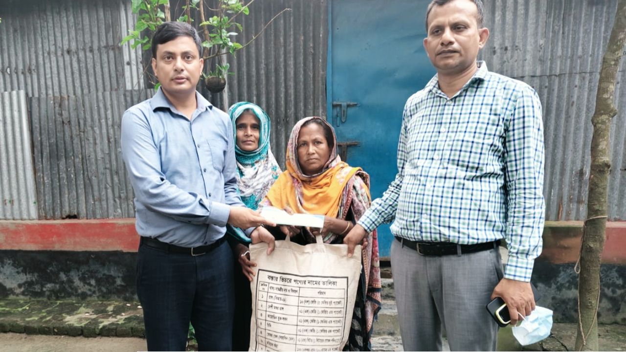 বজ্রপাতে বাছুর হারানো সেই  বিধবার পাশে উপজেলা প্রশাসন