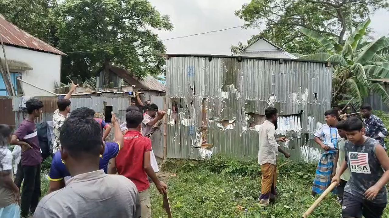 করিমগঞ্জের মাদকবিরোধী গণজাগরণ: অভিযানে মাদক ব্যবসায়ীর বাড়ি ভাঙচুর