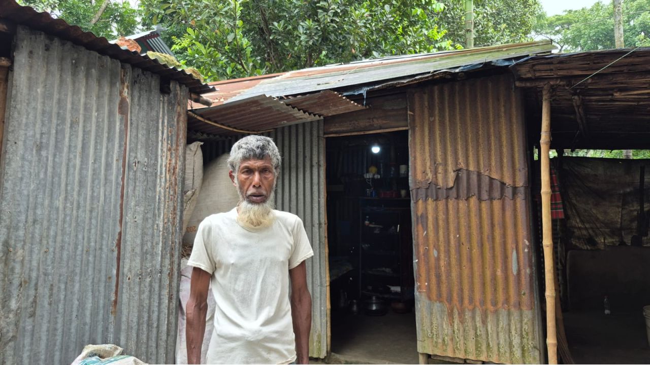 অর্থের অভাবে আটকে দুই মেয়ের বিয়ে, নড়বড়ে ঘরে রবি মিয়ার মানবেতর জীবন