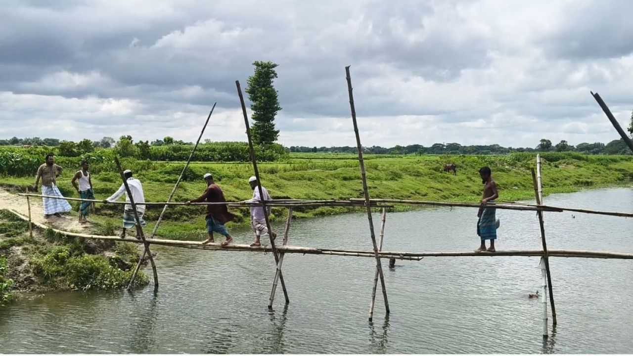 বাসের সাঁকোতে প্রতিদিন ঝুকি নিয়ে হাজারো মানুষের চলাচল