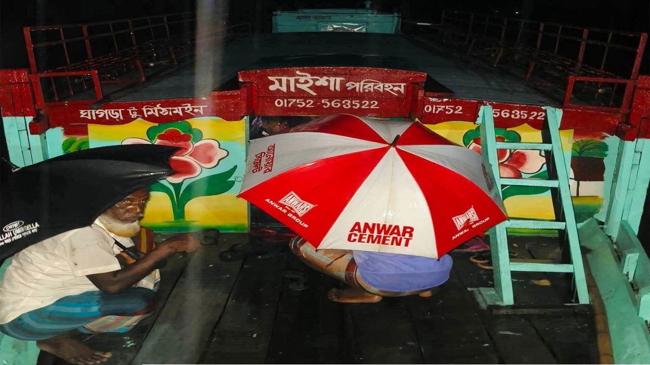 শিশুর লাশও থামাতে পারেনি ডাকাতদের, হাওরে লাশবাহী নৌকায় লুটপাট