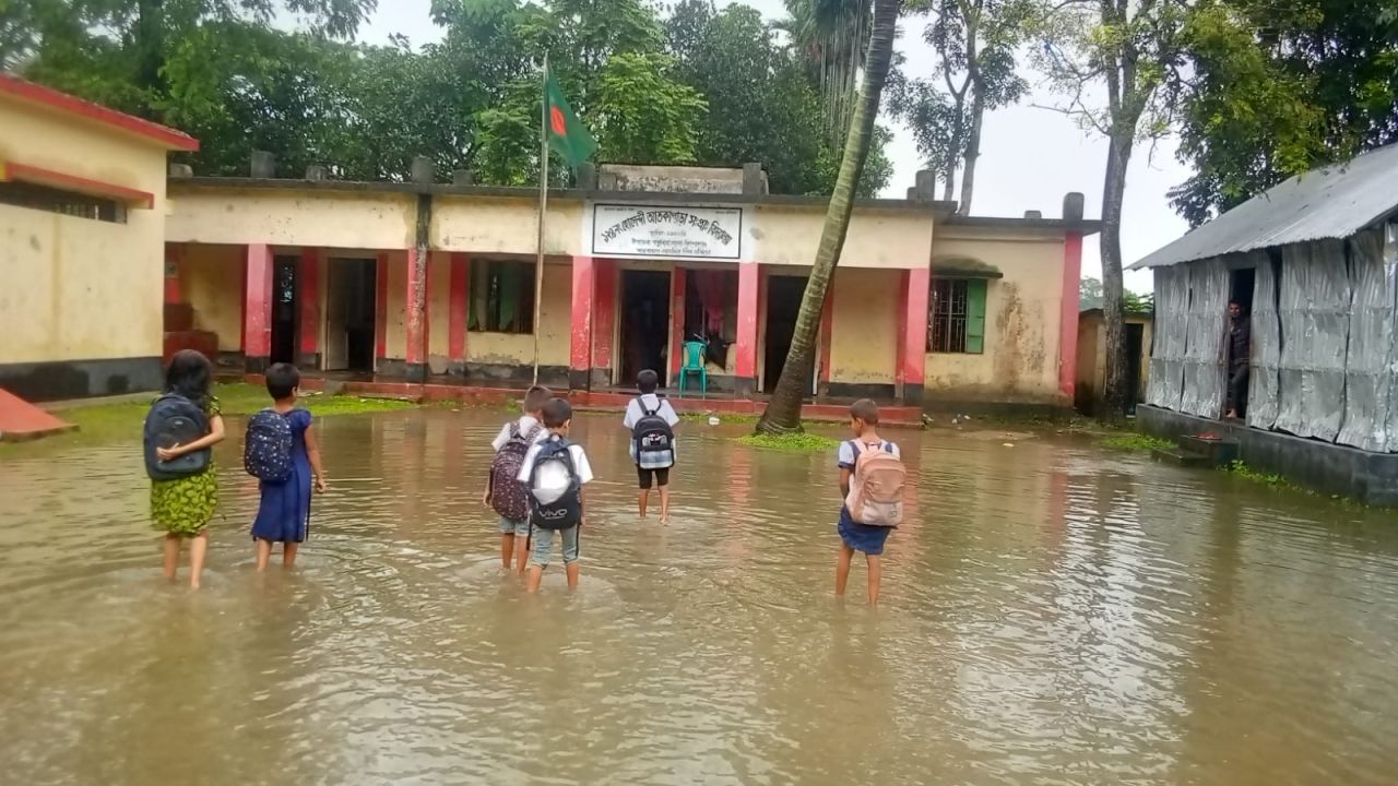 হাঁটু পানি মাড়িয়ে যেতে হয় স্কুলে, দুর্ভোগে শিক্ষক-শিক্ষার্থীরা