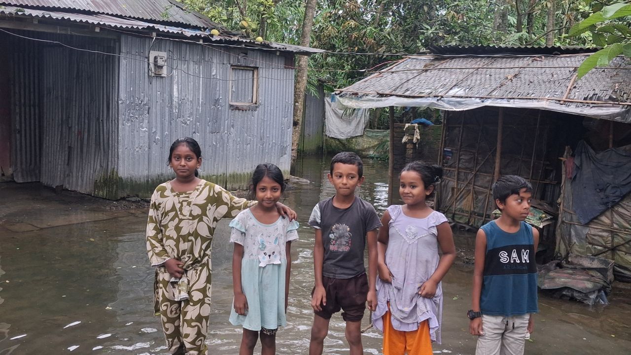 তীব্র জলাবদ্ধতায় নাকাল নাকভাঙ্গা এলাকা, পানিবন্দি ৩০০ পরিবার