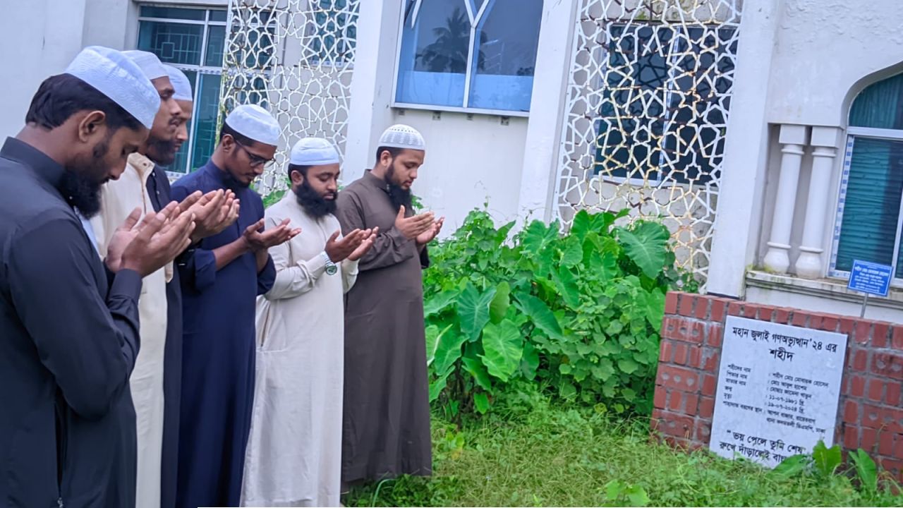 শহীদ মোবারক হোসাইনের কবর জিয়ারত করল ইসলামী ছাত্র আন্দোলন