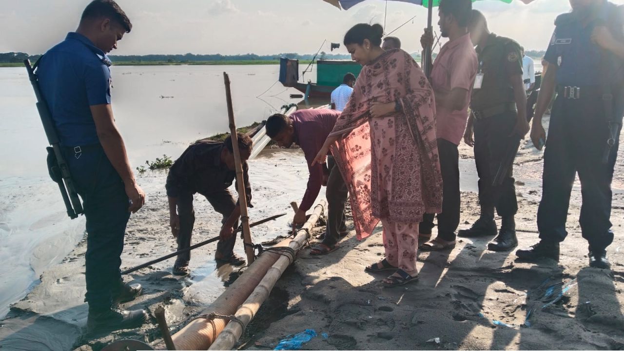 হোসেনপুরে অবৈধ বালু উত্তোলনের দায়ে ৭০ হাজার টাকা জরিমানা