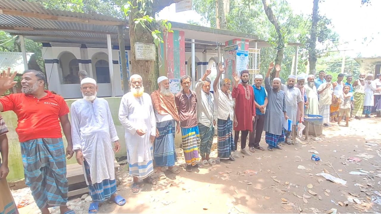 করিমগঞ্জে মসজিদ পরিচালনা নিয়ে বিরোধ: মিথ্যা মামলা ও হয়রানির অভিযোগে মানববন্ধন