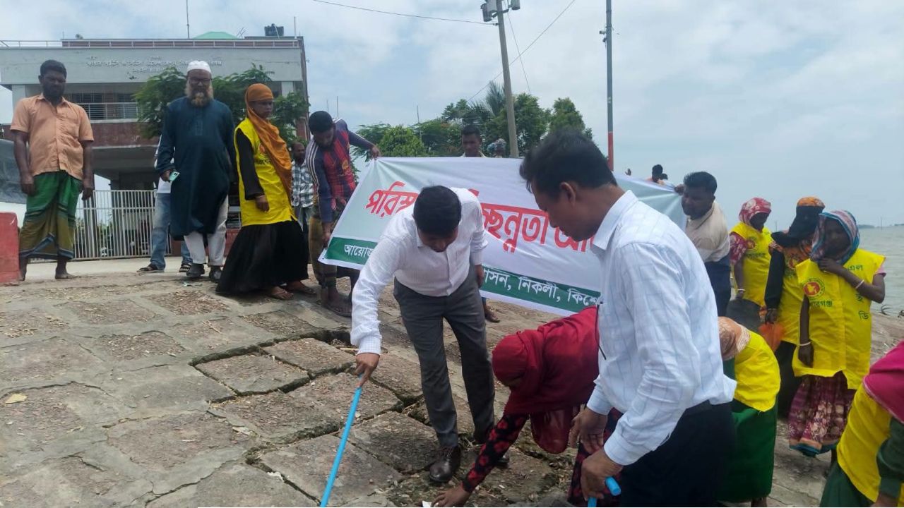 নিকলী পর্যটন এলাকার বেড়িবাঁধে উপজেলা প্রশাসনের পরিচ্ছন্নতা অভিযান
